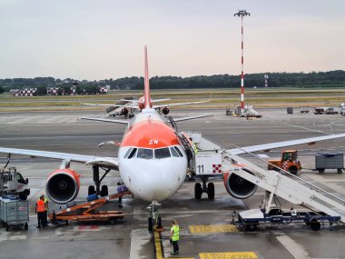 2022.06.28 Milano Malpensa Aeroporto, Easyjet düşük maliyetli havayolu, dinlenme alanındaki uçağın ön tarafının anımsatıcı görüntüsü