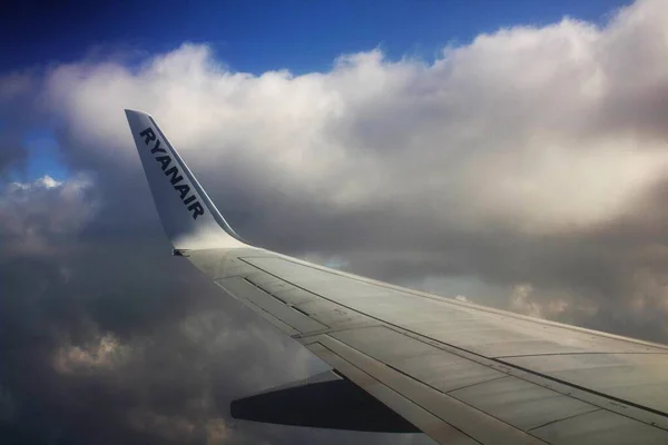 2021 28巴勒莫Punta Raisi机场 Ryanair低成本飞机机翼在云层和天空的背景下飞行的航空直线图像 — 图库照片