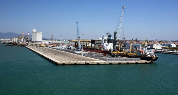 2022 Livorno Talya Ticari Liman Denizdeki Liman Girişinin Anımsatıcı Görüntüsü — Stok fotoğraf