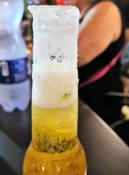 Primer Plano Del Cuello Una Botella Cerveza Salpicada Sal —  Fotos de Stock