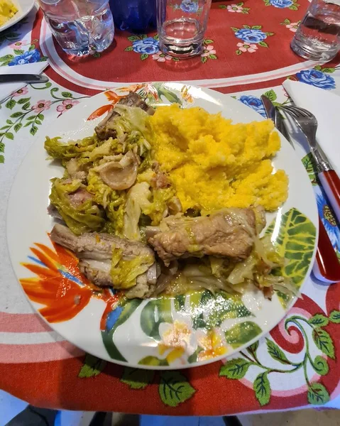 令人联想起一张自制的米兰菜猪肉和卷心菜的特写镜头 伴随着这个叫卡苏拉的圆盘 — 图库照片