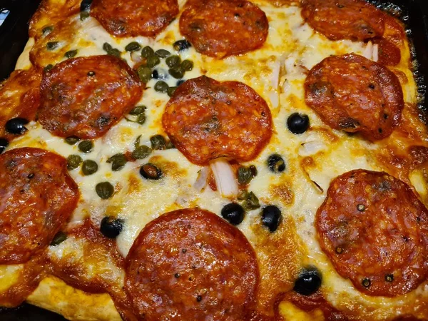 Nahaufnahme Einer Pizza Mit Tomaten Mozzarella Kapern Und Würziger Salami — Stockfoto