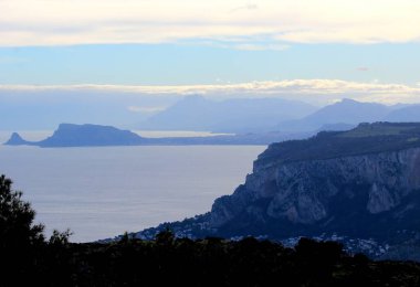 Sicilya, İtalya 'da arka planda deniz kıyısının anımsatıcı görüntüsü