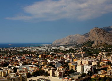 Sicilya, İtalya 'da arka planda deniz kıyısının anımsatıcı görüntüsü