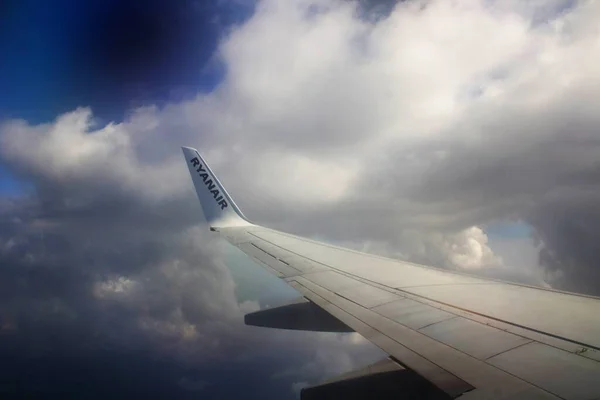 2021 28巴勒莫Punta Raisi机场 Ryanair低成本飞机机翼在云层和天空的背景下飞行的航空直线图像 — 图库照片