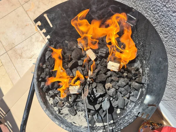 Imagem Evocativa Ignição Carvão Para Churrasco Com Lareira Carvão Thatit — Fotografia de Stock