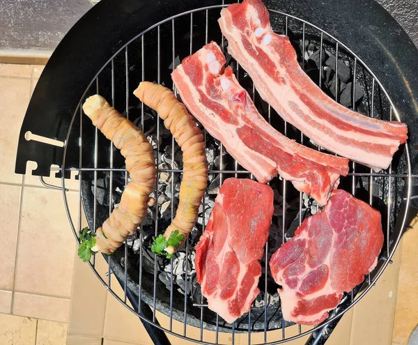 バーベキューグリルで様々な種類の肉料理を連想させるイメージ — ストック写真