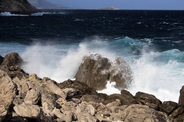 Evocative Image Rough Sea Hitting Rocks Sicily — Foto Stock
