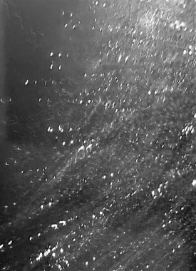 Parlak yansımalı şeffaf yüzeyin anımsatıcı siyah ve beyaz doku görüntüsü