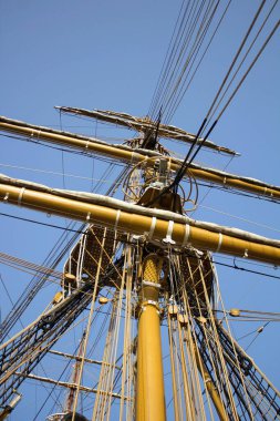 2022.07.06 Palermo, Amerigo Vespucci eğitim gemisi, yelkenli geminin bayrak direğinin anımsatıcı görüntüsü.