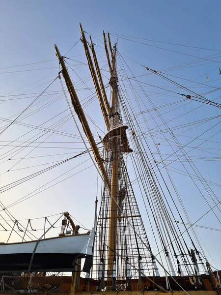 2022 06パレルモ アメリゴ ヴェスプッチ訓練船 セーリング船の旗竿の魅惑的なイメージ — ストック写真