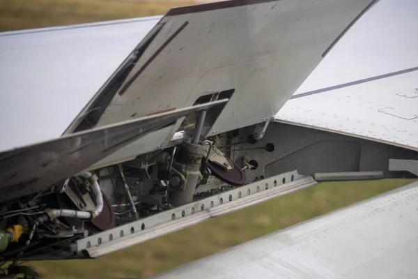 Detail Der Tragfläche Eines Flugzeugs Mit Den Klappen Die Während — Stockfoto
