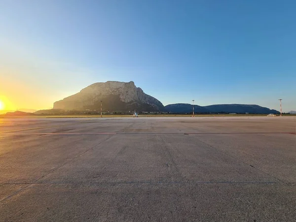 Збудливе Зображення Сходу Сонця Злітно Посадковій Смузі Аеропорту — стокове фото