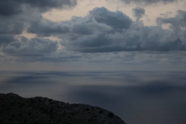 Eindrucksvolles Bild Der Meeresküste Mit Einer Landzunge Auf Dem Hintergrund — Stockfoto