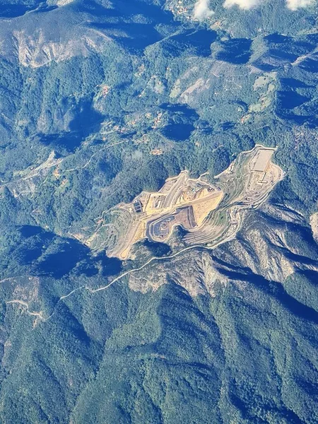 飞行期间在意大利山区提取泥土的令人联想起的图像 — 图库照片
