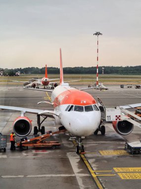2022.06.28 Milano Malpensa Aeroporto, Easyjet düşük maliyetli havayolu, dinlenme alanındaki uçağın ön tarafının anımsatıcı görüntüsü