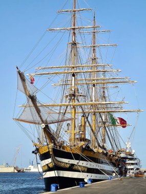 2022.07.06 Palermo, Amerigo Vespucci eğitim gemisi, gün batımında iskeleden yelkenli gemisinin anımsatıcı görüntüsü.
