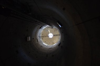 Açık gökyüzünün altındaki Mucizeler Meydanı 'ndaki Pisa kulesinin eğik bir detayının canlandırıcı görüntüsü.