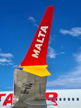 2022.06.07 Milan Malpensa Havaalanı, ulusal bayrak şirketi, dinlenme alanındaki uçağın kanadının anımsatıcı görüntüsü.