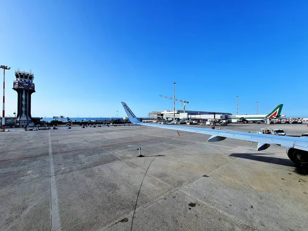 2022 02パレルモ プンタ ライジ空港 Ryanair低コスト航空会社 離陸前の航空機の翼の感動的なクローズアップ画像 — ストック写真