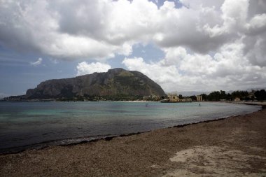 Mondello, Sicilya, muhteşem plajın panoramik manzarasının anımsatıcı görüntüsü.