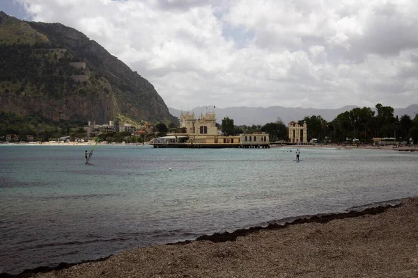 Mondello, Sicilya, muhteşem plajın panoramik manzarasının anımsatıcı görüntüsü.