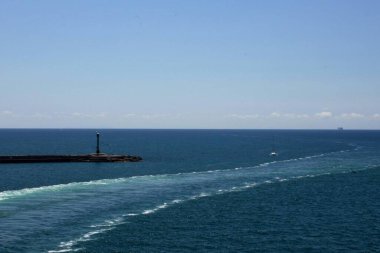 Limana girerken kıç tarafından görülen bir halat feribotunun canlandırıcı görüntüsü