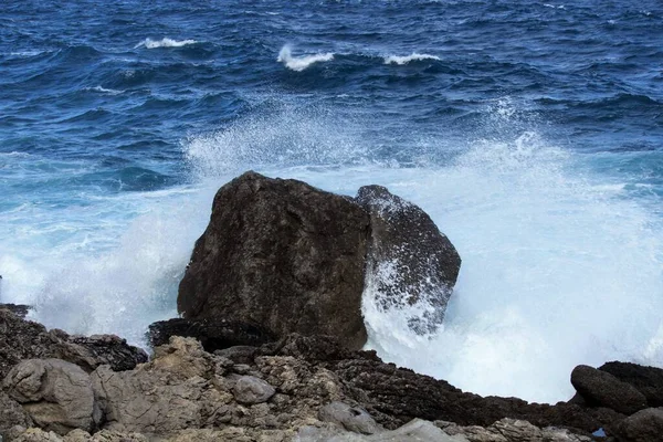 Evocative Image Rough Sea Hitting Rocks Sicily — Stockfoto