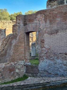 2023.03.18 Tivoli, Hadrian 'ın Villa' sı, UNESCO 'nun Roma' nın kenar mahallelerindeki Dünya Mirası, İmparator Hadrian 'a ait olan villanın kalıntılarının anımsatıcı bir görüntüsü.)