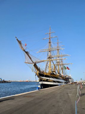 2022.07.06 Palermo, Amerigo Vespucci eğitim gemisi, gün batımında iskeleden yelkenli gemisinin anımsatıcı görüntüsü.