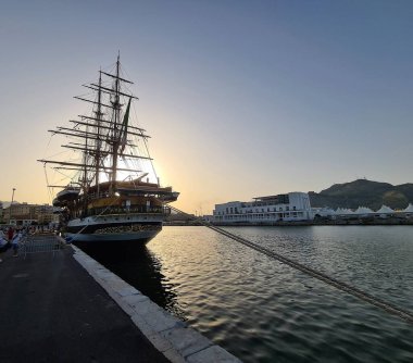 2022.07.06 Palermo, Amerigo Vespucci eğitim gemisi, gün batımında iskeleden yelkenli gemisinin anımsatıcı görüntüsü.