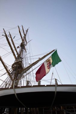 2022.07.06 Palermo, Amerigo Vespucci eğitim gemisi, yelkenli geminin bayrak direğinin anımsatıcı görüntüsü.