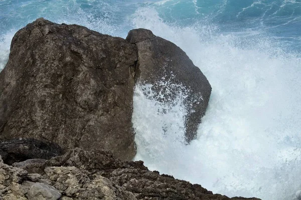 Evocative Image Rough Sea Hitting Rocks Sicily Rechtenvrije Stockafbeeldingen