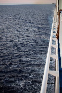 Bir feribotun yan tarafının anımsatıcı görüntüsü