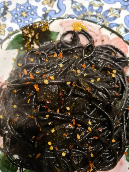 Evokative Nahaufnahme Eines Tellers Mit Tintenfischspaghetti Mit Gemahlenem Chili — Stockfoto