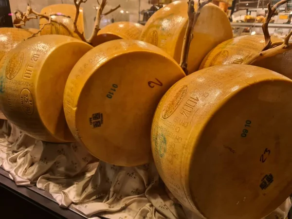Talya Bir Mağaza Vitrininde Parmesan Peynirinin Çarklarının Canlandırıcı Görüntüsü Sergilendi — Stok fotoğraf