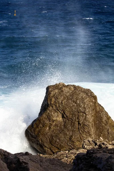 Evocative Image Rough Sea Hitting Rocks Sicily — Stock fotografie