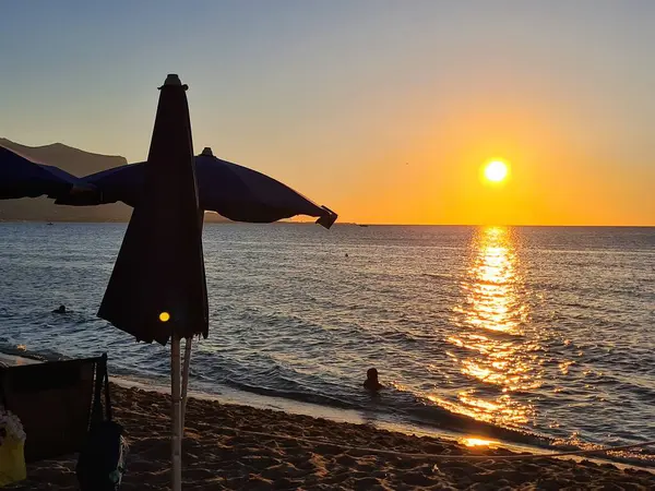 Yazın Sicilya 'da kumlu bir sahilin canlandırıcı görüntüsü.