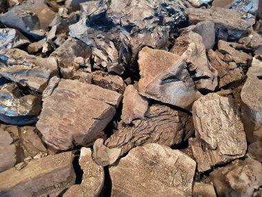 Mangal kömürünün anımsatıcı dokulu görüntüsü yakılmaya hazır.