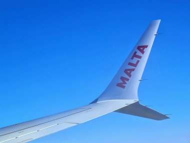 2022.06.07 Milan Malpensa Havalimanı, Malta Havaalanı ulusal bayrak şirketi, arka planda deniz ve kıyı olan uçağın kanadının anımsatıcı görüntüsü