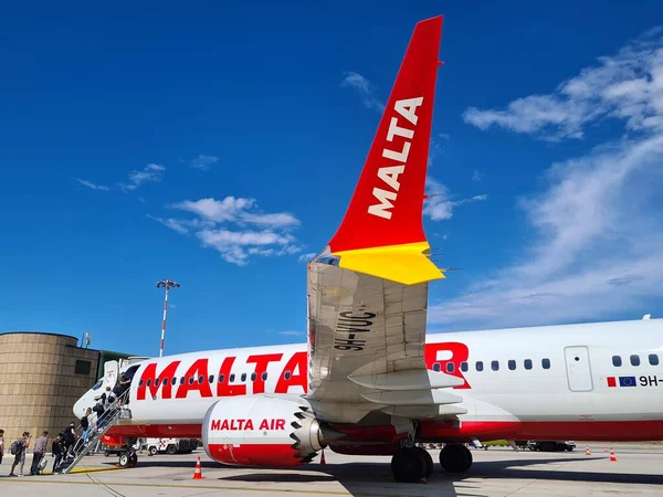 2022.06.07 Milan Malpensa Havaalanı, ulusal bayrak şirketi, dinlenme alanındaki uçağın kanadının anımsatıcı görüntüsü.