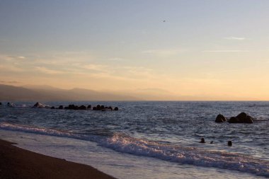 Yazın Sicilya 'da kumlu bir sahilin canlandırıcı görüntüsü. 
