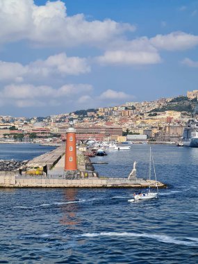 Napoli limanının denizden feribot hattındaki görüntüsünü anımsatıyor.