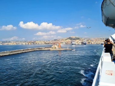 Napoli limanının denizden feribot hattındaki görüntüsünü anımsatıyor.