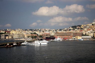 Napoli limanının denizden feribot hattındaki görüntüsünü anımsatıyor.