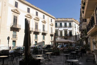 İtalya 'da Palermo' nun tarihi merkezindeki binaların ve sokakların canlandırıcı görüntüsü 