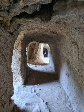 2023.03.18 Tivoli, Villa Gregoriana Parkı, Roma 'nın kenar mahallelerindeki UNESCO Dünya Mirası Alanı, şelalesi ve Roma akropolünün kalıntıları ile parkın anımsatıcı görüntüsü