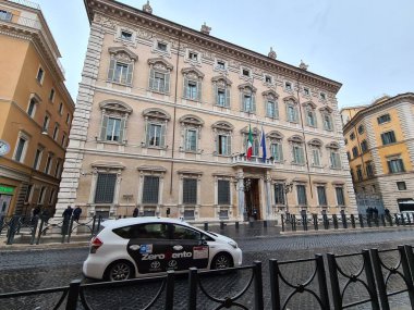 Roma, İtalya, 23 Mart 2023 Piazza Mona, İtalya Cumhuriyeti Senatosu 'nun merkezi Palazzo Madama' nın anımsatıcı görüntüsü.