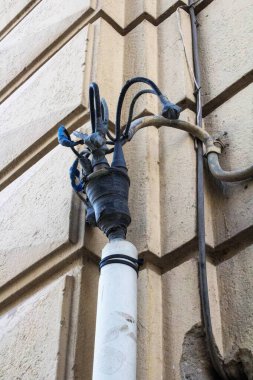 İtalya 'da Palermo' da bir duvara elektrik kablolarının anımsatıcı görüntüsü