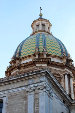 Palermo, İtalya, şehirdeki sarayların ve günlük yaşamın anımsatıcı bir görüntüsü.